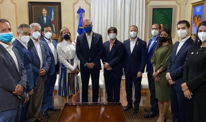 Presidente Abinader recibe a la Junta Directiva de AdoFintech