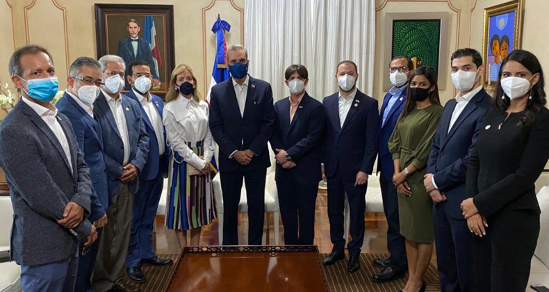 Presidente Abinader recibe a la Junta Directiva de AdoFintech